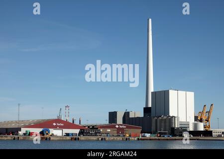 Hafen von Esbjerg und Skandinaviens höchstem Schornstein (250m) am Kohlekraftwerk Esbjerg, Dänemark. Stockfoto