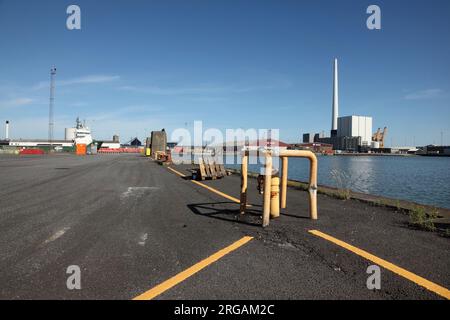 Hafen von Esbjerg und Skandinaviens höchstem Schornstein (250m) am Kohlekraftwerk Esbjerg, Dänemark. Stockfoto