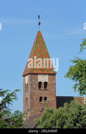 Turm der romanischen St. Peter-und-Paul-Kirche, Wissembourg, Weißenburg, Bas-Rhin, Elsass, Frankreich, Stockfoto