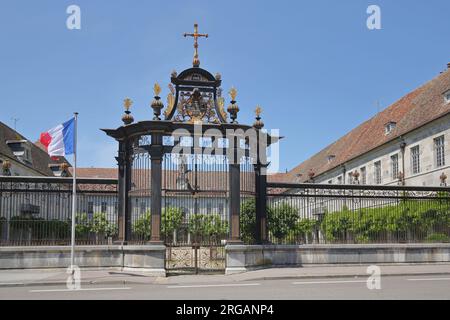 Tor mit französischer Nationalflagge bei Hôpital Saint-Jacques mit Metalltor, Besancon, Doubs, Frankreich Stockfoto