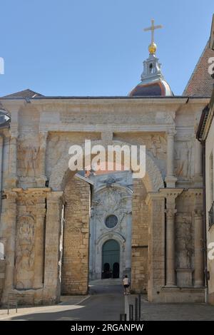 Gallo-römischer Triumphbogen Porte Noire, triumphbogen und Glockenturm der Kathedrale St-Jean, Besancon, Doubs, Frankreich Stockfoto