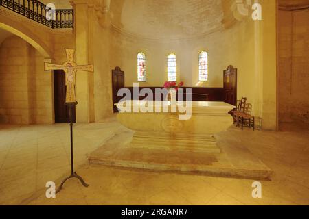 Innenansicht mit Steinaltar der Klosterkirche Saint-Paul-de-Mausole, Saint-Rémy-de-Provence, Provence, Alpilles, Bouches-du-Rhône, Frankreich Stockfoto