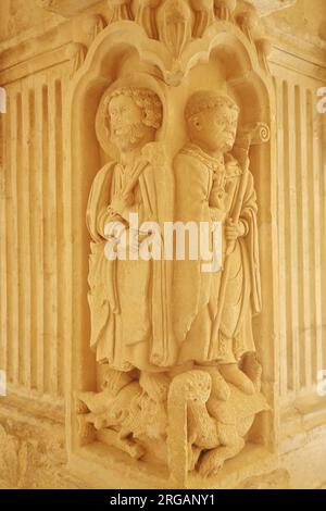 Zwei Figuren im Kloster des romanischen Klosterkomplexes Abbaye de Montmajour, Benediktinerkloster, Arles, Bouches-du-Rhône, Camargue, Prov Stockfoto