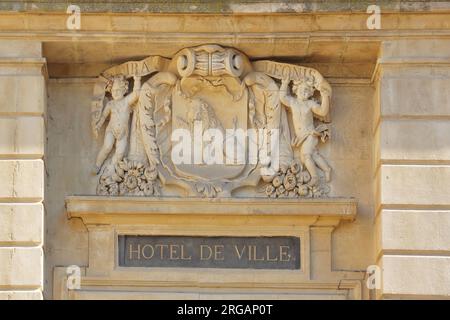 Zwei Figuren mit Dekoration, Wappen, Inschrift und Löwenfigur am Hôtel de Ville, Rathaus, Place de la République, Kaiserplatz, Arles, Stockfoto