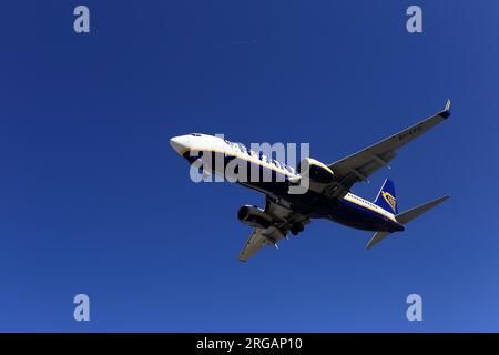 Porto, Portugal - 05. August 2023: Boeing 737-8AS landet auf OPO, Francisco Sá Carneiro Airport Stockfoto