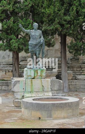 Augustus-Statue an Porte d Auguste, Augustus-Tor, Nîmes, Gard, Provence, Frankreich Stockfoto