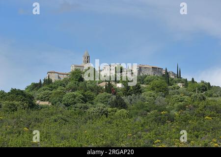 Blick auf das Bergdorf La Garde-Adhémar mit Kirche St-Michel, Drôme, Tricastin, Provence, Frankreich Stockfoto