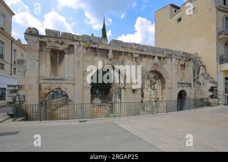 Römischer Torbogen Porte dAuguste, Augustus-Tor, Nîmes, Gard, Provence, Frankreich Stockfoto