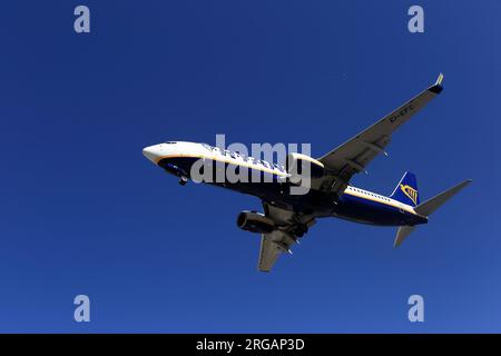 Porto, Portugal - 05. August 2023: Boeing 737-8AS landet auf OPO, Francisco Sá Carneiro Airport Stockfoto