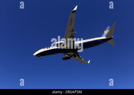 Porto, Portugal - 05. August 2023: Boeing 737-8AS landet auf OPO, Francisco Sá Carneiro Airport Stockfoto