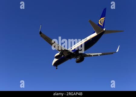 Porto, Portugal - 05. August 2023: Boeing 737-8AS landet auf OPO, Francisco Sá Carneiro Airport Stockfoto
