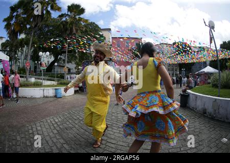 salvador, bahia, brasilien - 24. juni 2022: Ein Paar, das während der Feierlichkeiten von São joao in Pelourinho, dem historischen Zentrum von Salvad, als Caipira-Tanz-forro verkleidet ist Stockfoto