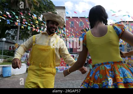 salvador, bahia, brasilien - 24. juni 2022: Ein Paar, das während der Feierlichkeiten von São joao in Pelourinho, dem historischen Zentrum von Salvad, als Caipira-Tanz-forro verkleidet ist Stockfoto