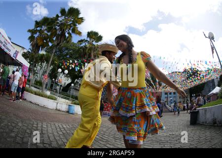 salvador, bahia, brasilien - 24. juni 2022: Ein Paar, das während der Feierlichkeiten von São joao in Pelourinho, dem historischen Zentrum von Salvad, als Caipira-Tanz-forro verkleidet ist Stockfoto