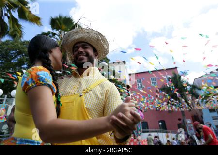 salvador, bahia, brasilien - 24. juni 2022: Ein Paar, das während der Feierlichkeiten von São joao in Pelourinho, dem historischen Zentrum von Salvad, als Caipira-Tanz-forro verkleidet ist Stockfoto