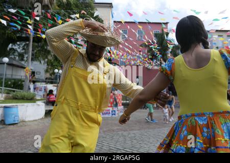 salvador, bahia, brasilien - 24. juni 2022: Ein Paar, das während der Feierlichkeiten von São joao in Pelourinho, dem historischen Zentrum von Salvad, als Caipira-Tanz-forro verkleidet ist Stockfoto