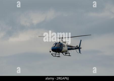 Speck-Fehraltorf, Zürich, Schweiz, 1. Juli 2023 HB-ZKZ Police Eurocopter AS350-B3 während einer Flugschau Stockfoto