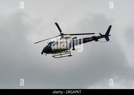 Speck-Fehraltorf, Zürich, Schweiz, 1. Juli 2023 HB-ZKZ Police Eurocopter AS350-B3 während einer Flugschau Stockfoto