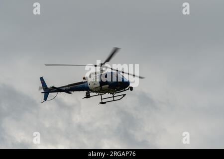 Speck-Fehraltorf, Zürich, Schweiz, 1. Juli 2023 HB-ZKZ Police Eurocopter AS350-B3 während einer Flugschau Stockfoto