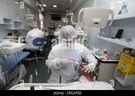 Ipira, bahia, brasilien - 10. juni 2022: Zahnarzt hilft Patienten während der Gesundheits- und öffentlichen Messe in der Stadt Ipira. Stockfoto