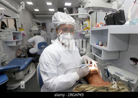 Ipira, bahia, brasilien - 10. juni 2022: Zahnarzt hilft Patienten während der Gesundheits- und öffentlichen Messe in der Stadt Ipira. Stockfoto