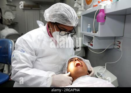 Ipira, bahia, brasilien - 10. juni 2022: Zahnarzt hilft Patienten während der Gesundheits- und öffentlichen Messe in der Stadt Ipira. Stockfoto