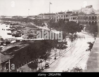 Vintage 19. Jahrhundert Foto: Blick entlang der Bund, Shanghai, China, Boote im Whangpu Fluss. Stockfoto