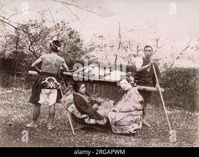 C. 1880 Japan - Frau in der Sänfte, tätowierte Träger Stockfoto