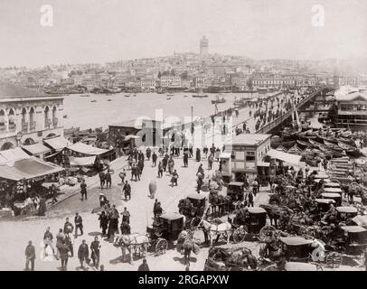 Fußgänger auf der Galata Brücke über den Bosporus, Konstantinopel (Istanbul) Türkei, um 1890 Stockfoto