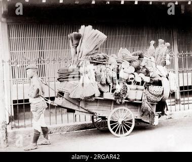 C 1880 Japan - street Hersteller seine Karre ziehen mit Körben, Besen und Seil Stockfoto