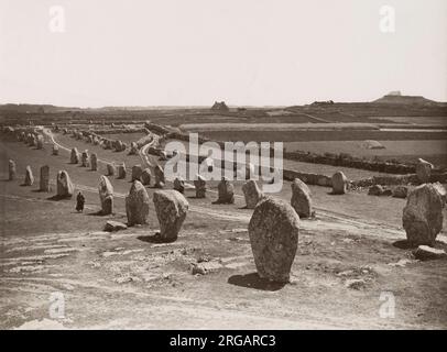 Klassische Fotografie aus dem 19. Jahrhundert: VERMUTLICH die Karnaksteine (Breton: SteudadoÃƒÂ¹ Karnag) sind eine außergewöhnlich dichte Sammlung von megalithischen Stätten in der Bretagne im Nordwesten Frankreichs, bestehend aus Steinausrichtungen (Reihen), Dolmen (Steingräbern), Tumuli (Grabhügeln) und einzelnen Menhiren (stehende Steine). Stockfoto