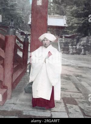 Temple miko oder 'Shrine Maiden' Japan, um 1890 Vintage-Foto aus dem späten 19.. Jahrhundert Stockfoto