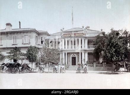 Rikschas vor dem Oriental Hotel, Kobe, Japan, um 1890 Vintage-Foto aus dem späten 19.. Jahrhundert Stockfoto