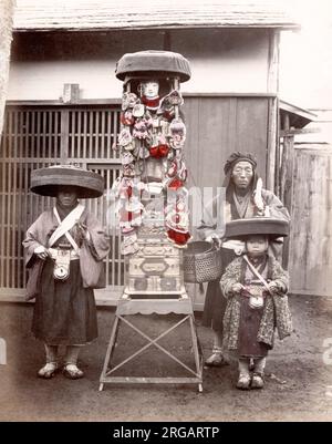 C. 1880 Japan - Pilger mit einem tragbaren Altar oder Schrein Stockfoto