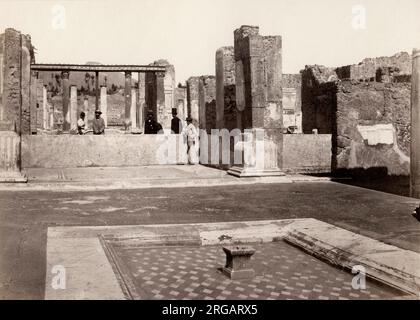 Vintage-Foto aus dem 19. Jahrhundert - Touristen im Haus des Faun, Pompeji. Erbaut im 2. Jahrhundert v. Chr., war eine der größten und eindrucksvollsten Privatresidenzen in Pompeji, Italien, und beherbergte viele große Kunstwerke. Bild c.1870. Stockfoto