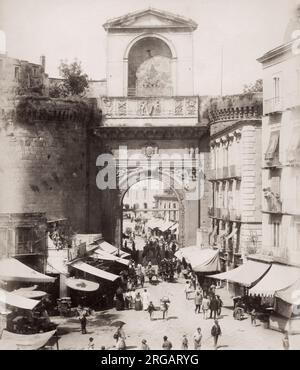 Vintage 19. Jahrhundert Foto: Porta Capuana ist ein altes Stadttor in Neapel, Süditalien. Stockfoto