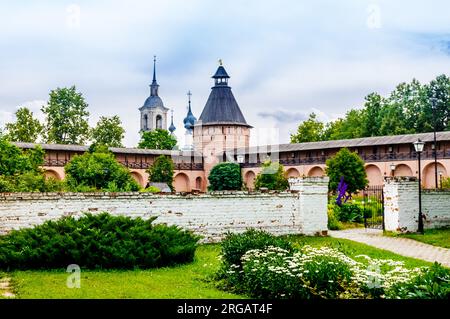 Suzdal, Oblast Wladimir, Russland. Verteidigungstürme und Mauern im Garten des Apothekers шт Kloster Spaso-Evfimiev (Heiliger Euthymius) in Suzdal. Stockfoto