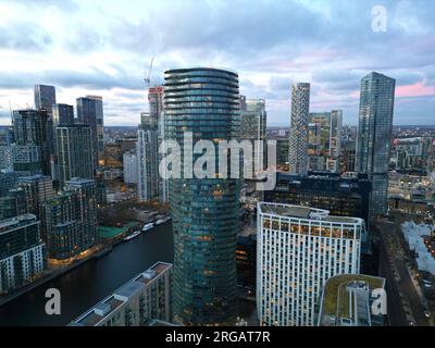 Abendlicher Blick auf den Arena Tower, das Finanzviertel Canary Wharf, London, UK Aerial Stockfoto