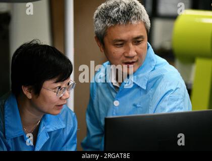 (230808) -- HEFEI, 8. August 2023 (Xinhua) -- Peng Chengzhi (R) prüft experimentelle Daten mit Professor Yin Juan in einem Labor des Shanghai Institute for Advance Studies der University of Science and Technology of China in Ost-Chinas Shanghai, 22. Juli 2023. Peng Chengzhi, geboren 1976, bekleidet verschiedene Positionen: professor und Doktorandenleiter an der University of Science and Technology of China (USTC), Chefwissenschaftler von QuantumCTek Co., Ltd. Und Chefingenieur des wissenschaftlichen Anwendungssystems von Micius, dem weltweit ersten Quantenkommunikationssatelliten. Peng bega Stockfoto