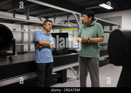 (230808) -- HEFEI, 8. August 2023 (Xinhua) -- Peng Chengzhi (L) Gespräche mit Professor Ren Jigang am Institute of Advance Technology der University of Science and Technology of China in Hefei, Ostchina Provinz Anhui, 21. Juli 2023. Peng Chengzhi, geboren 1976, bekleidet verschiedene Positionen: professor und Doktorandenleiter an der University of Science and Technology of China (USTC), Chefwissenschaftler von QuantumCTek Co., Ltd. Und Chefingenieur des wissenschaftlichen Anwendungssystems von Micius, dem weltweit ersten Quantenkommunikationssatelliten. Peng nahm an der Reservebehandlung Teil Stockfoto