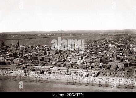 Blick auf die Stadt in Richtung Pyramids, Kairo, Ägypten, 1880 C. Stockfoto