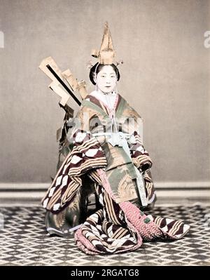 C. 1880 Japan - japanische Schauspieler in reich verzierten Roben Stockfoto