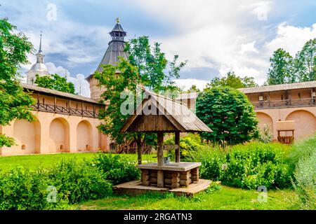 Suzdal, Oblast Wladimir, Russland. Verteidigungstürme und Mauern im Garten des Apothekers шт Kloster Spaso-Evfimiev (Heiliger Euthymius) in Suzdal. Stockfoto