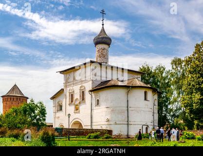 Suzdal, Oblast Wladimir, Russland - 5. Juli 2023: Kirche der Verkündigung der Heiligen Jungfrau Maria im Kloster Spaso-Evfimiev (Heiliger Euthymius). Stockfoto