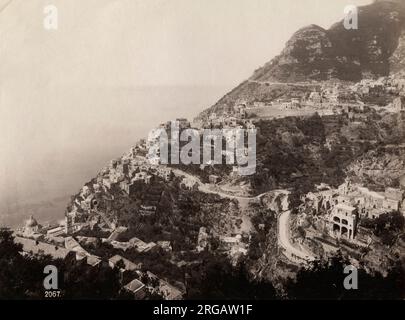Vintage-Fotografie aus dem 19. Jahrhundert - Positano, ein Dorf an der Amalfiküste Süditaliens. Es ist heute ein bekanntes Urlaubsziel mit einem Kiesstrand und steilen, engen Straßen mit Boutiquen und Cafés gesäumt. Stockfoto