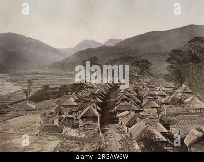 Vintage-Foto aus dem 19. Jahrhundert - Blick auf die Hakone-Straße mit strohgedeckten Dorfhäusern, Japan Stockfoto