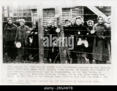 Vintage Foto des 2. Weltkrieges - Drahtfoto von westlichen Agenturen aus einer russischen Quelle kopiert, zeigt inhaftierte Frauen aus verbündeten Nationen in einem deutschen Konzentrationslager in Brandenburg. Nationalitäten waren Engländer, Amerikaner, Russen, Franzosen, Polen und Tscheche. Stockfoto