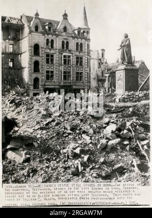 Vintage Foto des Zweiten Weltkriegs von WW2 - die Beethoven-Statue im Zentrum von Bonn, Deutschland, steht nach einem Bombenangriff der Alliierten inmitten der Trümmer. Stockfoto