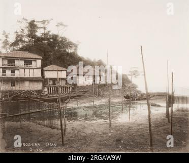 Vintage 19. Jahrhundert Foto: Japan - Blick auf Häuser am Wasser bei Enoshima. Stockfoto