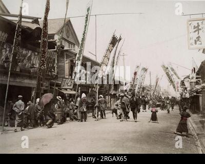 Vintage-Fotografie des 19. Jahrhunderts - Isezakicho, Yokohama, Japan. Jetzt ein High-Energy-Shopping-Viertel Isezakicho Zentrum auf Isezaki Mall, eine Outdoor-Fußgängerzone mit Mainstream-Boutiquen und Kaufhäusern. Bild c.1880. Stockfoto